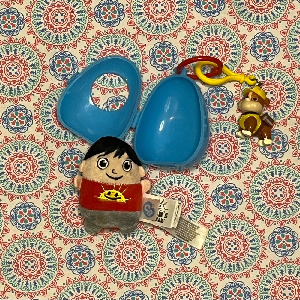 🌟❣️4/$10❣️🌟Ryan’s World Cutie Beans w/keychain case and paw patrol keychain
